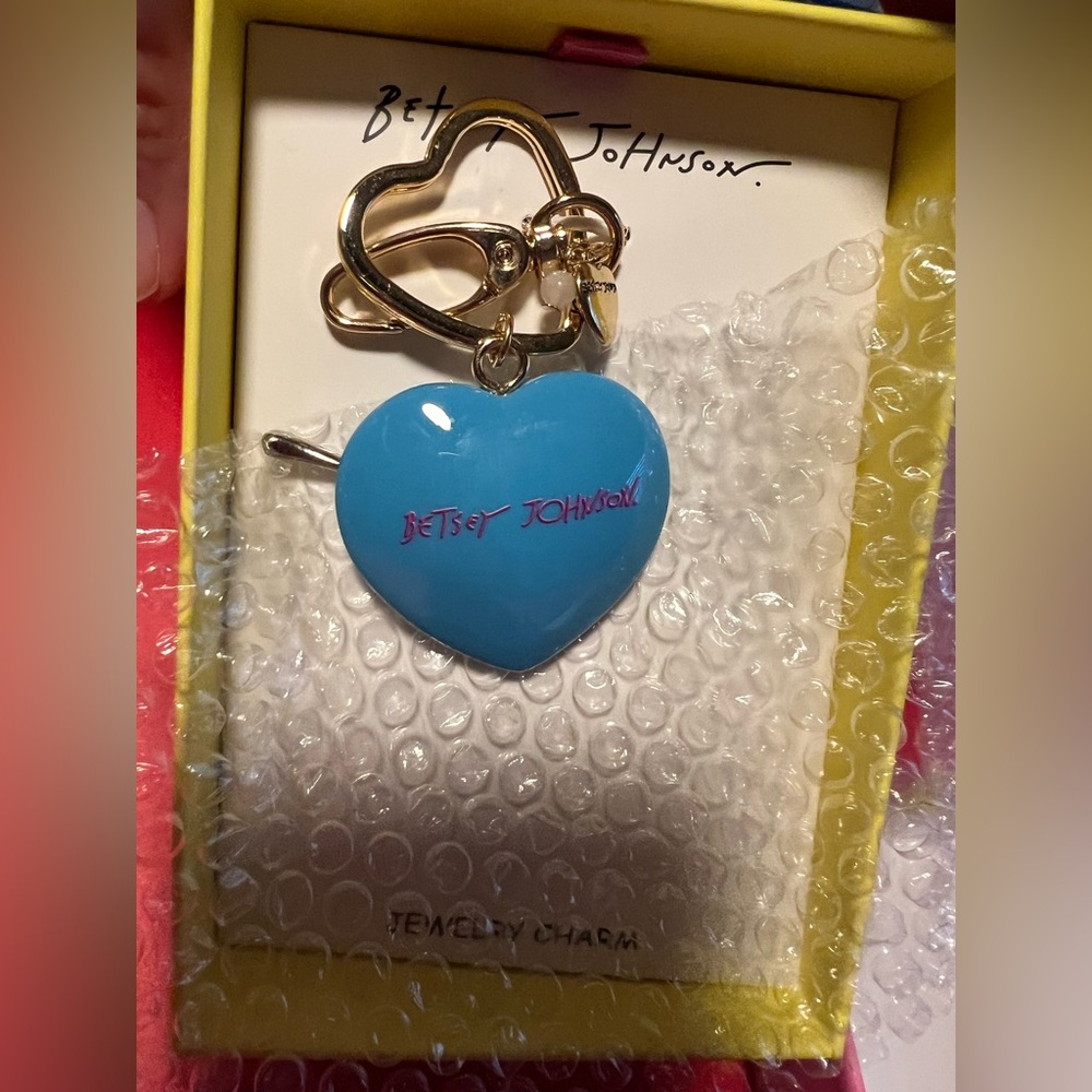 Betsey Johnson keychain - Picture 3 of 3